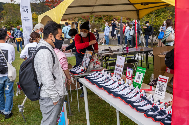 ホワイトとブルー、そしてレッドのソールというフランス国旗をイメージさせるトリコロールカラーでコーディネートされたパトリックのスニーカー。キッズ向けのラインナップも豊富とあって、ファミリー層からも支持されているという。