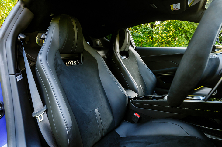 「ターボSE」ではアルカンターラのシートが標準装備（オプションでナッパレザーも選べる）。ご覧のとおりの厚みがあるため、着座位置はちょっと高め。