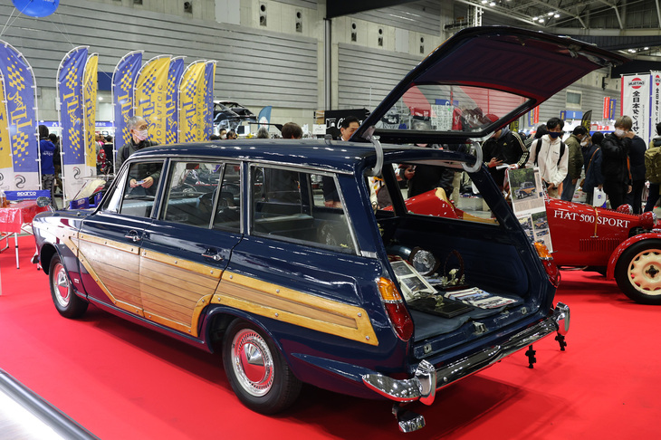 ミュートス プレステージが展示した1963年「フォード・コーティナ エステート」のウッディ仕様。1962年に英国フォードから登場した初代コーティナは、ハイパフォーマンスな2ドアサルーンの「コーティナ ロータス」で有名だが、本来は日本でいえば「ブルーバード」や「コロナ」のような実用的なサルーンである。