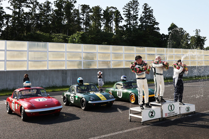 西日が差すコース上で、「ロータス・エラン」が表彰台を独占した暫定表彰。そろそろ一角を崩すマシン／ドライバーの登場を期待したい。