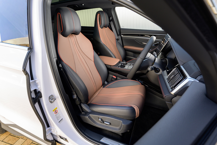 シート表皮は合皮とのことだが、しっとりとした手触りで質感は十分。ヒーター、ベンチレーションとも標準装備だ。