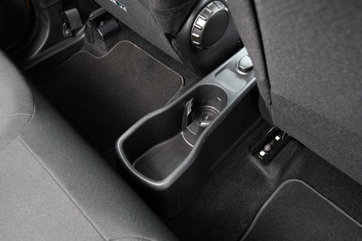 こちらはセンターコンソールの後端。リアシート用のカップホルダーが1つと、内部に「トゥインゴ」のイラストが描かれた小物入れが備わる。