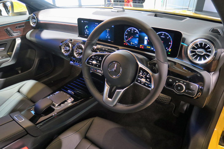 メルセデス・ベンツCLA200dシューティングブレーク（インストゥルメントパネルまわり）