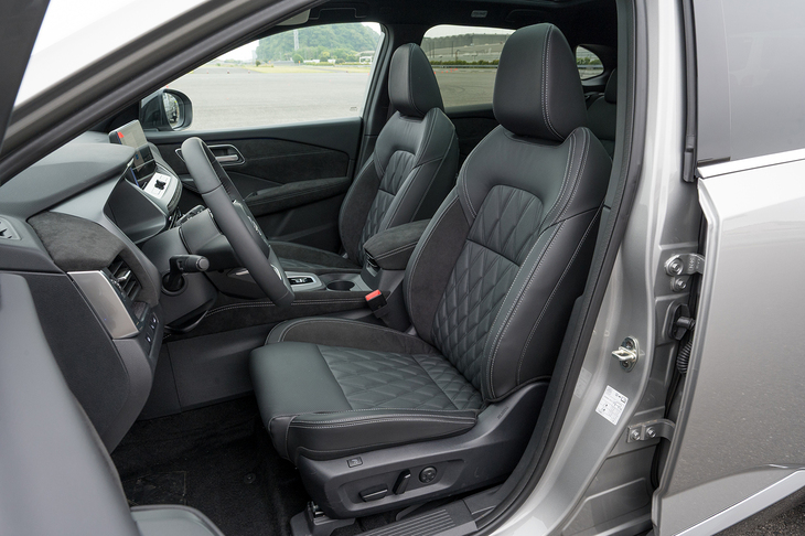 シートはレザーと起毛素材（ダッシュボードと同じ）の組み合わせ。「エクストレイル」ほどポジションは高くなく、普通のハッチバック車のような感覚でドライブできる。