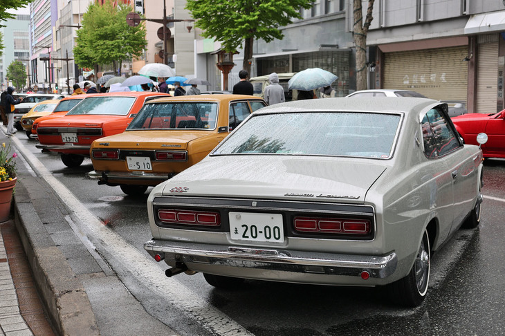 手前から1970年「日産ローレル ハードトップ2000GX」、1971年「ダットサン・ブルーバード1800SSS」、1969年「ブルーバード クーペ1600SSS」など。