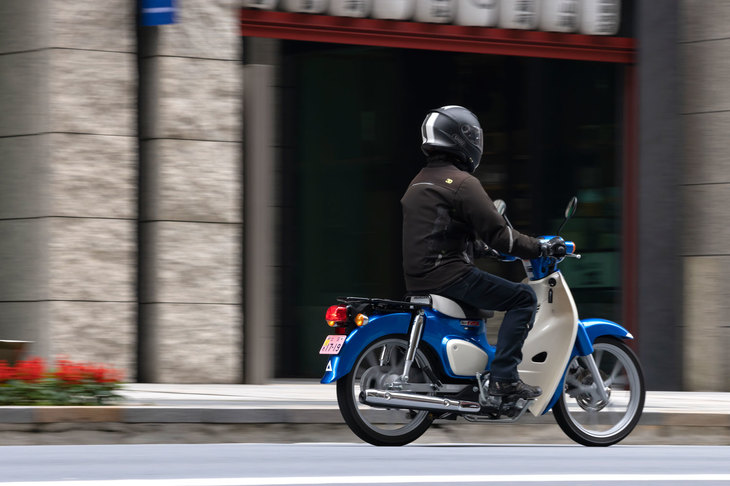 軽便で機動性に優れ、独自のファン・トゥ・ライドも併せ持つ「スーパーカブ110」。積載性も高く、思わず“下道の旅”に出かけたくなる一台だった。