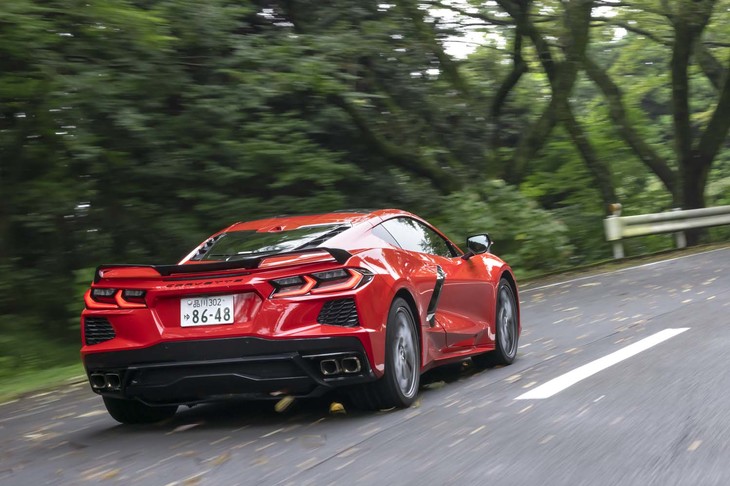 【シボレー・コルベットのスペック】
	ボディーサイズ：全長×全幅×全高＝4630×1940×1220mm／ホイールベース：2725mm／車重：1670kg／駆動方式：MR／エンジン：6.2リッターV8 OHV 16バルブ／トランスミッション：8段AT／最高出力：502PS（369kW）/6450rpm／最大トルク：637N・m（65.0kgf・m）/5150rpm／タイヤ：（前）245/35ZR19 89Y／（後）305/30ZR20 99Y（ミシュラン・パイロットスポーツ4 S）／燃費：シティー＝16mpg（約6.8km/リッター）、ハイウェイ＝24mpg（約10.2km/リッター）（米国EPA値）／価格：1550万円
	
	【取材時の燃費データ】
	テスト距離：265.2km（市街地1：高速道路7：山岳路2）／使用燃料：43.5リッター（ハイオクガソリン）／参考燃費：6.1km/リッター（満タン法）／6.3km/リッター（車載燃費計計測値）