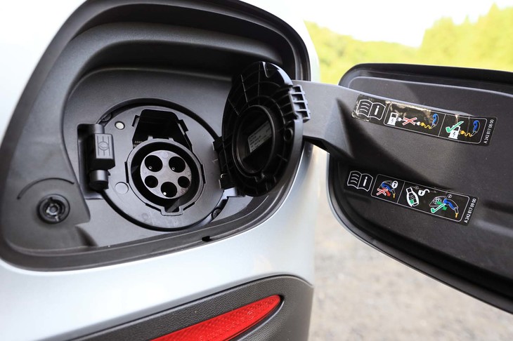 プラグインハイブリッド燃料電池車である「GLC F-CELL」には容量13.5kWhの駆動用リチウムイオンバッテリーが搭載される。右のリアコンビランプ下にある給電口は普通充電のみに対応する。