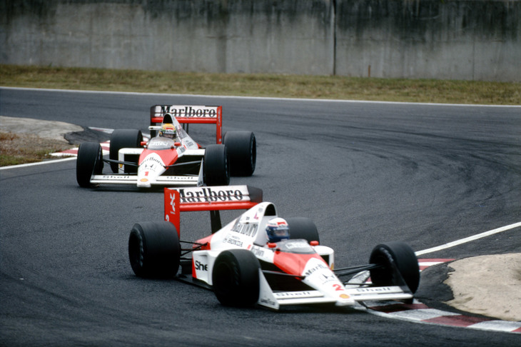 1989年の日本GPにて接戦を繰り広げるセナとプロスト。両者の戦いは接触によりプロストがリタイア、セナが失格という後味の悪いものとなった。