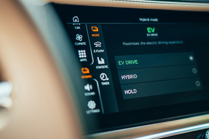 インフォテインメントには、航続可能距離やバッテリー残量、充電などEV走行に関する情報も表示される。