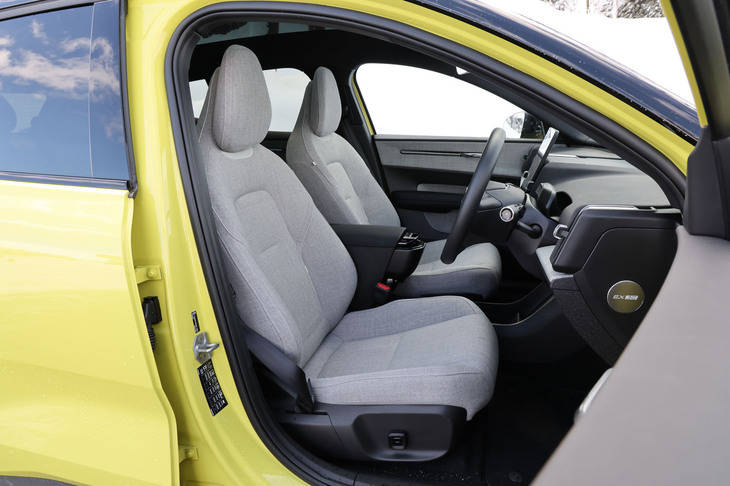 写真のインテリアカラーは「チャコール」で、「テイラードウールブレンド ミスト」と呼ばれるシート表皮が組み合わされていた。フロントシートには8WAYの電動調整機構と、ヒーターが内蔵されている。