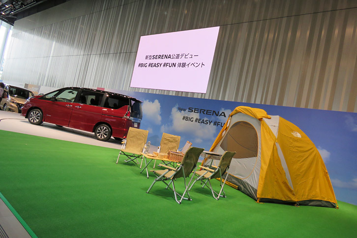 ステージはキャンプ場風に飾られていた。