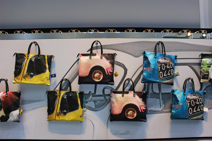 フィアットのブースで。近年イタリアで人気のブランド「ガブス」のバッグ。