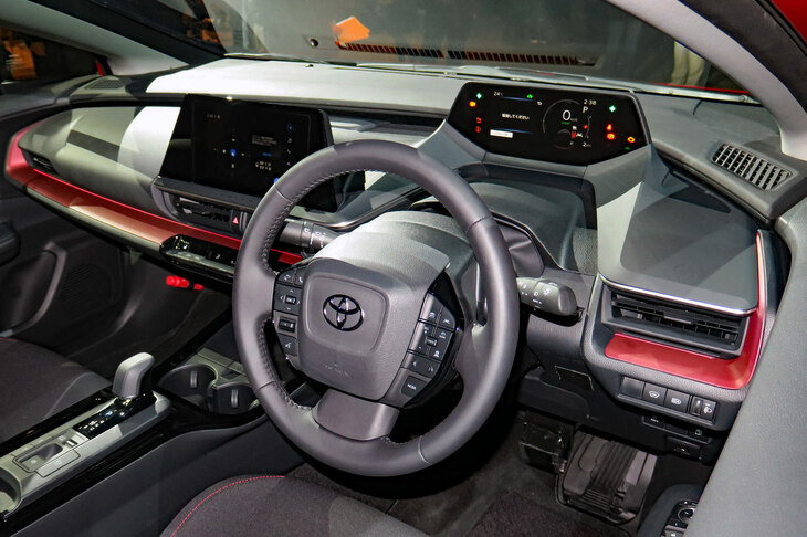 新型「プリウス」のインストゥルメントパネルまわり。広範なグレードに8インチのディスプレイオーディオが装備されるという。