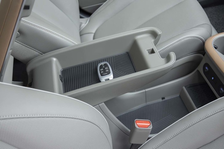 センターコンソールは前後のスライド調整が可能。内部には収納スペースがたっぷり。