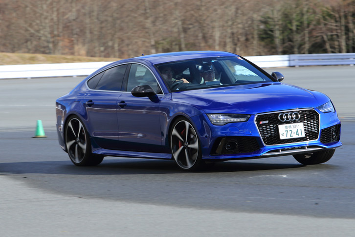 「アウディRS 7」ダブルレーンチェンジの講習を受ける。