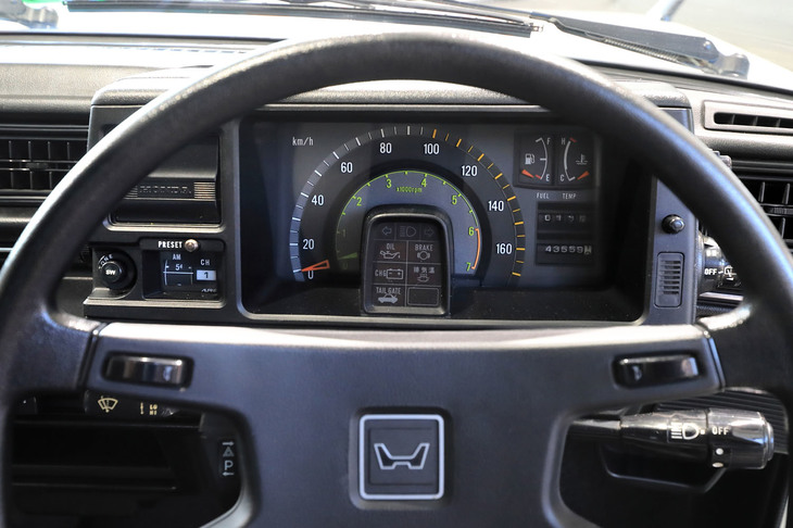 メーターは、今日のクルマにも広く用いられる単眼式。速度計とエンジン回転計が同軸レイアウトで配置されている。