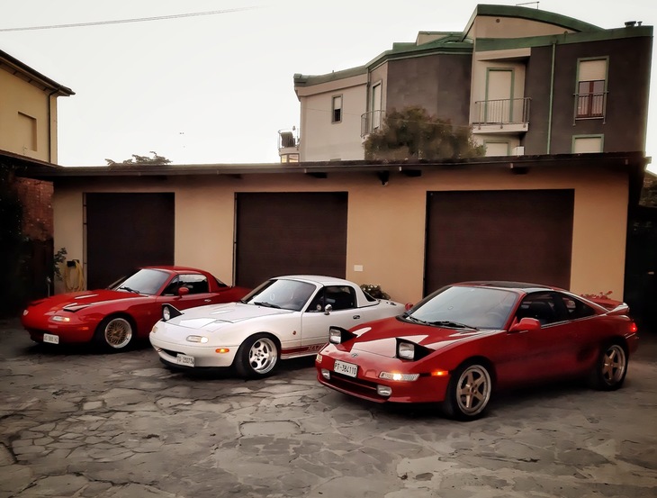 同じく仲間と集合。マッティアさんによると、片目は近年「MX-5」ファンの間で流行している“ウインク状態”という。