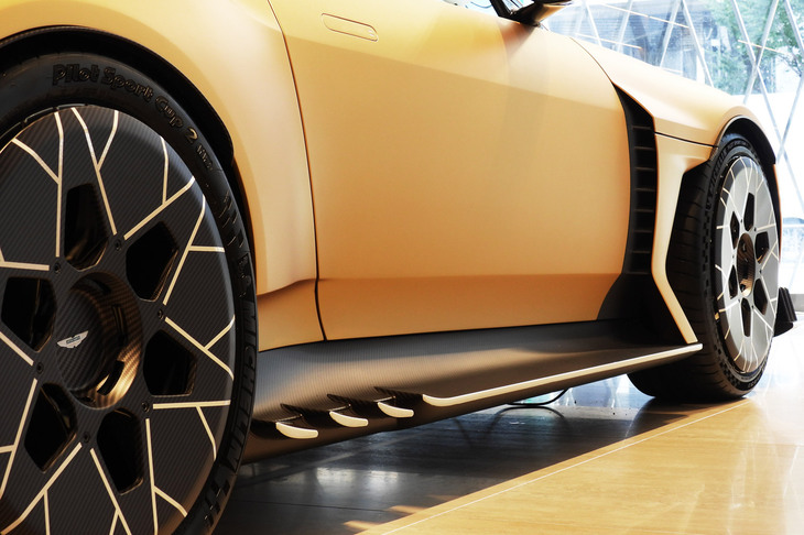 アストンマーティン・ヴァリアント（サイドスカート）