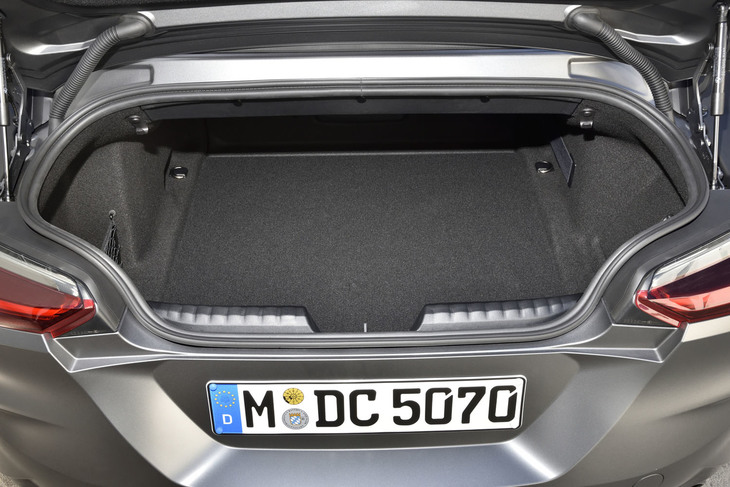 トランクルームの容量は281リッター。ルーフはトラックリッドの付け根に収納されるため、オープン走行時も容量は変わらない。