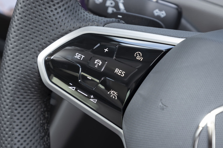 新たに全車標準装備となった、同一車線内全車速運転支援システム「Travel Assist」の操作スイッチ。精度の高い制御に加え、ワンタッチで作動する操作のわかりやすさも特徴だ。