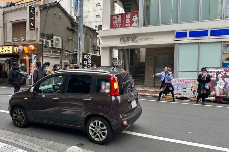 2025年3月、東京・秋葉原で見かけた「フィアット・パンダ」。イタリアで足グルマとして酷使されている同型車がうらやましがるだろう好コンディションだった。