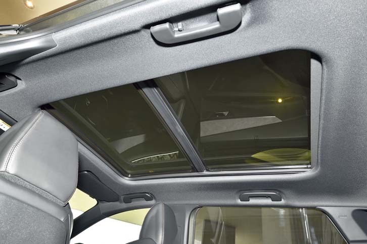 テスト車にはオプション装備の「パノラミックサンルーフ」が装着されていた。