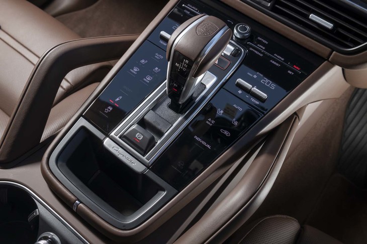 シフトレバー周辺部に並ぶスイッチ類。多くが静電式タッチパネルとなっている。