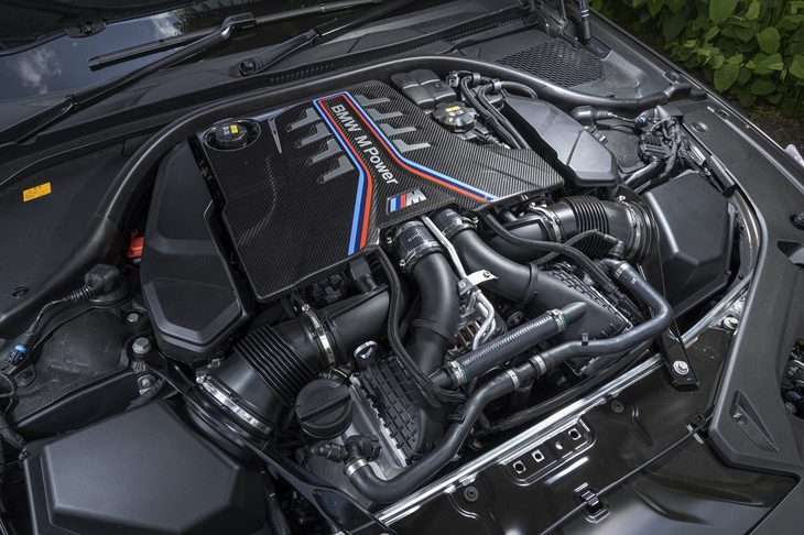 パワーユニットは最高出力625PS、最大トルク750N・mの4.4リッターV8ツインターボエンジン。試乗車にはオプションのカーボン製エンジンカバーが装着されていた。