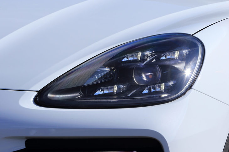 複数の光源が独特な表情を見せる「LEDマトリクスヘッドライト」。自動的に照射範囲を調節する「ポルシェ・ダイナミック・ライトシステムプラス（PDLS Plus）」機能も含まれる。