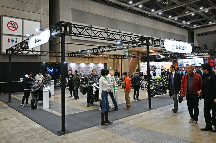 「東京モーターサイクルショー2024」より、ベネリのブースの様子。