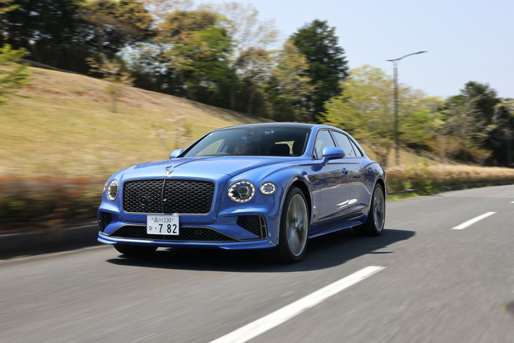 圧倒的な静けさに包まれ、浮遊感のある乗り心地と合わせて、外界の雑事から隔絶されているような気分の走りが味わえる。「ウルトラパフォーマンスハイブリッド」のEV走行距離は76kmで、EV走行時の最高速度は140km/hに制限されている。