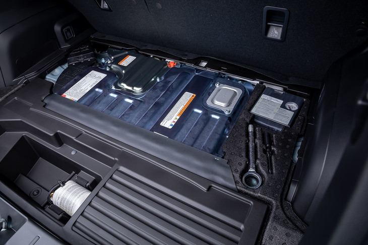 駆動用バッテリーはリチウムイオンで、荷室床面に配置されている。バッテリー搭載によって、荷室高は1.6リッターモデルが777mmであるのに対して「e-BOXER」モデルは722mmとなる。