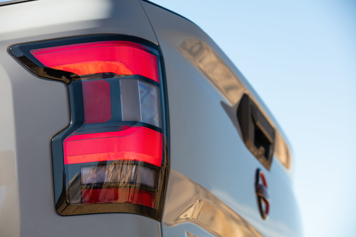 日産フロンティア（リアコンビランプ）