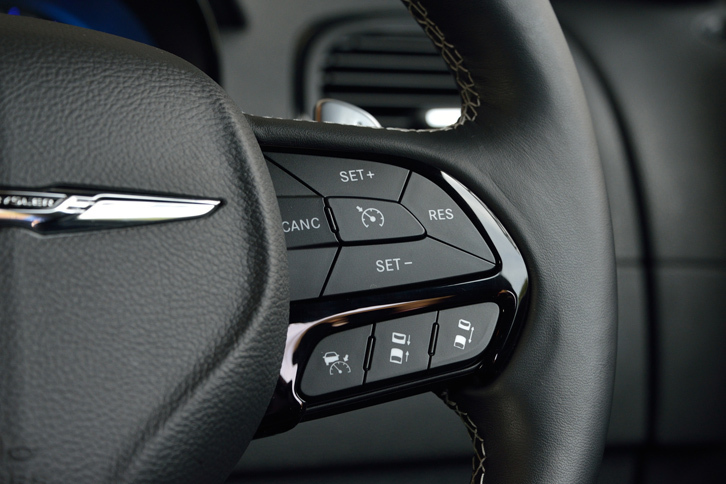 
	クルーズコントロール機能の操作スイッチは、ステアリングホイールの右側スポーク上に集約されている。
	