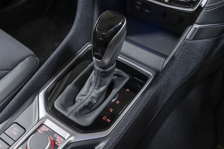 トランスミッションは全グレード共通でチェーン式CVTを採用。今回の試乗車（ターボ車）は関係ないが、「e-BOXER」搭載車ではスポーツモード選択時により力強い走りが楽しめるよう、制御に改良が加えられた。