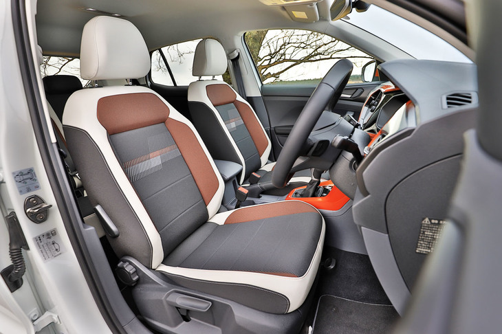 「TSI 1stプラス」には、スポーツコンフォートシートが装備されている。ホワイトの外装色の場合、シートやダッシュパッドなどに差し色が入る「デザインパッケージ」は、オレンジ（写真）またはブラックから選択できる。