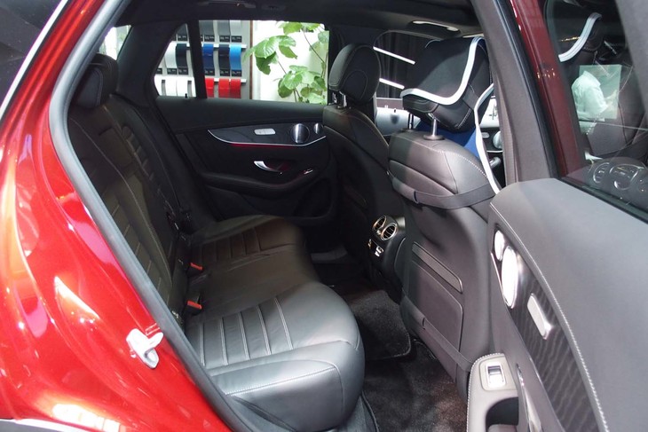 「GLC220d 4MATIC」のリアシート。