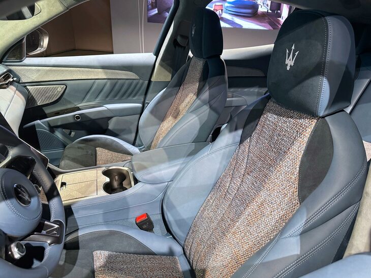 シート地には、ジョルジェッティのウール製4本糸（デニム、ホワイトメランジ、ブラック、コッパー）の生地が用いられている。