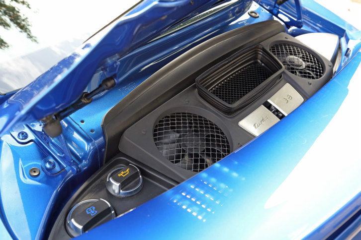 「911ターボ」「ターボS」とも排気量は3.8リッターのままだが、どちらも旧型と比較して20psずつパワーアップを果たしている。新型では両モデルのターボユニットに差がつけられている。