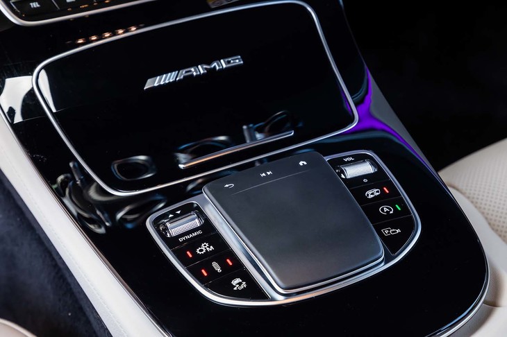 従来はセンターコンソールにインフォテインメント用のタッチパッドとダイヤル式コントローラーが2段重ねでレイアウトされていたが、タッチパッドのみに変更されている。