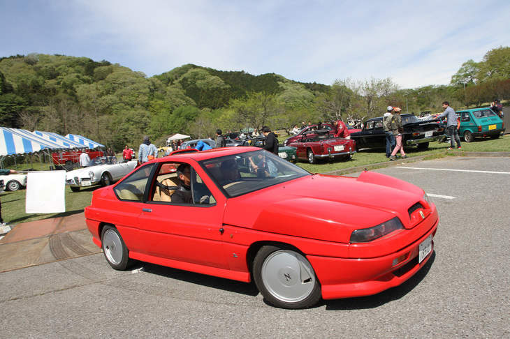 出会いの森総合公園のオートキャンプ場から、任意にスタートしていく参加車両。これは1990年「オーテック・ザガート ステルビオ」。