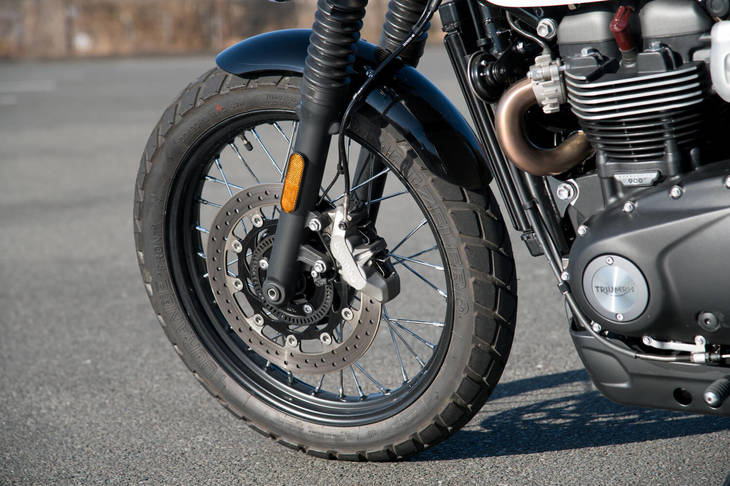 サスペンションのトラベル量は、前後とも120mm。フロント（写真）には直径310mmのブレーキディスクとブレンボ製の4ピストンキャリパーが装着される。