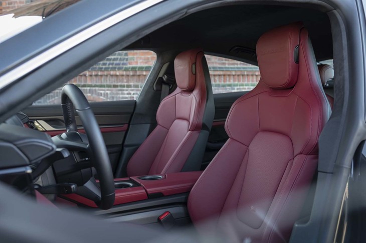 フルEVはCO2ニュートラルでなければならないという考えに基づいて生産される「タイカン」。インテリアにはリサイクル素材がふんだんに使用されている。