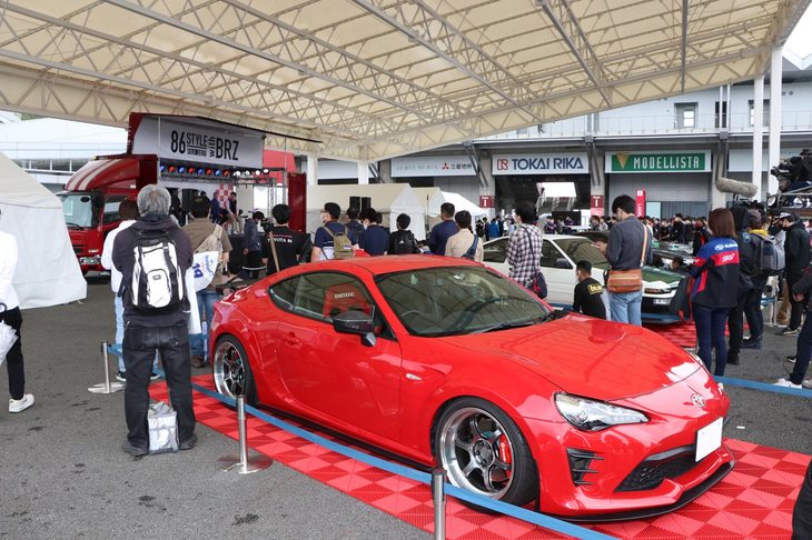 メインステージが設けられたメインスタンド裏の広場。織戸 学選手や“ドリキン”こと土屋圭市氏の愛車など、ファンの間でも有名な“ハチロク”が展示され、ステージ前に彩りを添えた。