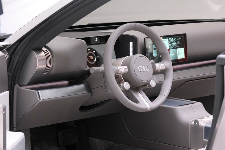 「アウディ・コンセプトC」のダッシュボード。ステアリングは真円。物理スイッチをあえて積極的に残している。