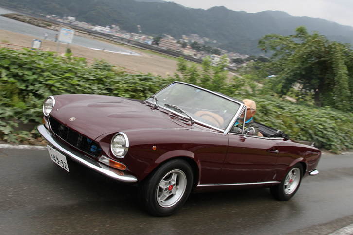 1974年「フィアット124スパイダー」。マツダとのコラボレーションで復活した124スパイダーの初代モデル。デザインはピニンファリーナ。