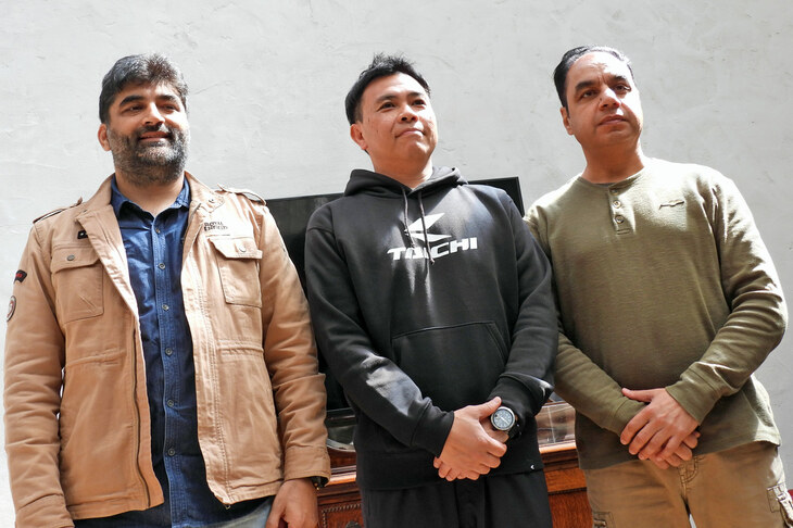 アパレルブランド「TAICHI」を展開するアールエスタイチの吉村裕彦専務取締役（写真中央）と、ロイヤルエンフィールドのアヌジ・ドゥア氏（同左）とヤドヴィンダー・シン氏（同右）。