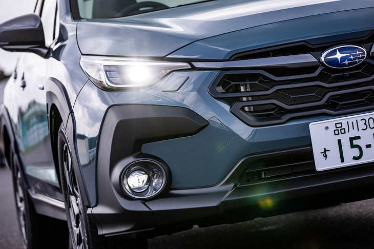 ボンネットフードの位置を高めにとることでたくましさを表現。シャープさを感じさせるフロントグリルバーやLEDヘッドランプにより、軽快かつたくましいイメージのフロントマスクに仕立てたという。「リミテッド」グレードはグリルバーがダークグレー塗装仕上げとなる。