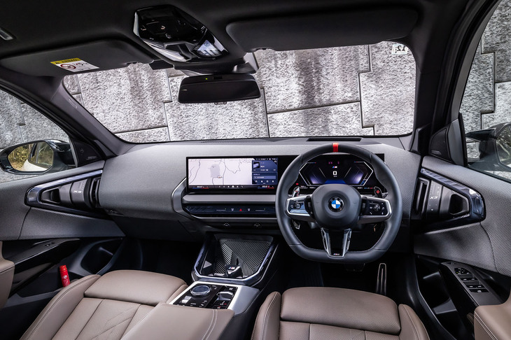 BMWの最新モデルでおなじみのメーターパネルとコントロールディスプレイを一体化させた「BMWカーブドディスプレイ」を中心にデザインされたコックピット。コントロールディスプレイは運転席側に傾けることで視認性が高められている。最新の「MINI」各車に続き、硬い樹脂の表面にファブリックを貼るダッシュボードの採用も、最新モデルにおける特徴だ。